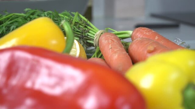 V&iacute;deo de primer plano 4k de verdura fresco en la cocina. Concepto de nutrici&oacute;n saludable y alimentos org&aacute;nicos. Fondo perfecto para vegetarianos o veganos.