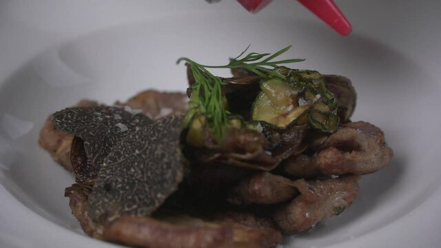 Plato de comida con carne y trufa negra