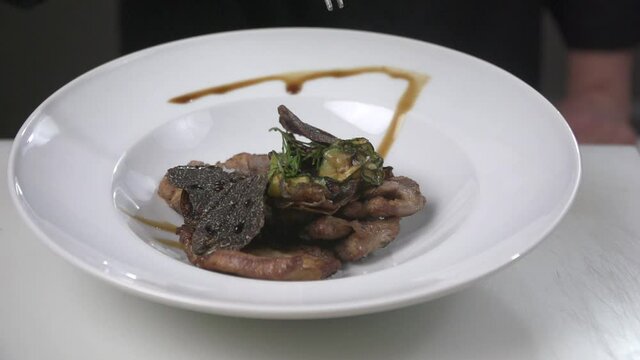 Plato de comida con carne y trufa negra