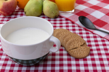 Desayuno con leche, galletas, zumo de naranja,  y frutas