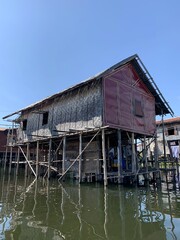 Maison sur pilotis au lac Inle, Myanmar