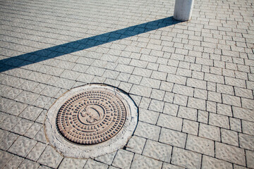 Nested pavers of various colors, around the grass is green, chic garden
