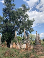 Obraz premium Stupas du temple Shwe In Dein au lac Inle, Myanmar