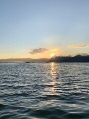 Fototapeta premium Coucher de soleil sur le lac Inle, Myanmar