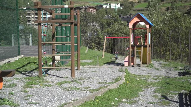 Parque infantil en la monta&ntilde;a en verano
