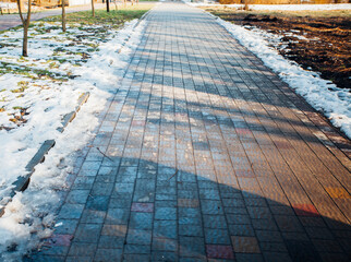 Nested pavers of various colors, around the grass is green, chic garden