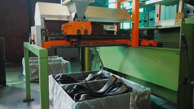 Automated machine produces rubber band, conveyor line, chemical industry