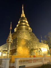 Naklejka premium Wat Phra Singh de nuit à Chiang Mai, Thaïlande