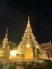 Naklejka premium Wat Phra Singh de nuit à Chiang Mai, Thaïlande