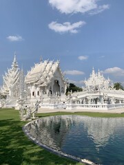 Lac du temple blanc ou Wat Rong Khun à Chiang Rai, Thaïlande