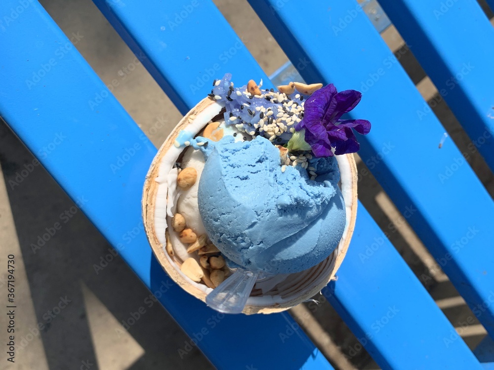 Poster Glace bleu sur un banc en Thaïlande	