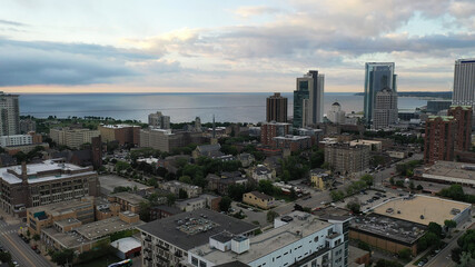 Obraz premium Aerial view of the Milwaukee skyline from the north side of the city, Michigan lake shoreline. Cloudy morning, summertime.