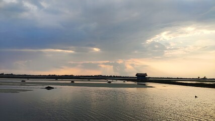 Obraz premium sunset evening with cloudy sky over the river