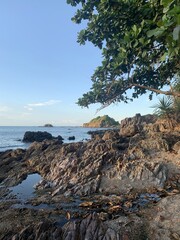 Bord de mer rocheux &agrave; Koh Lanta, Tha&iuml;lande	
