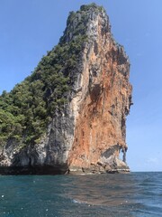 Falaise sur la mer à Koh Phi Phi Leh, Thaïlande