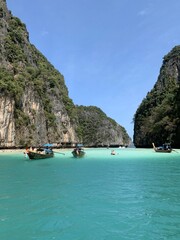 Fototapeta na wymiar Barques sur un lagon turquoise à Koh Phi Phi Leh, Thaïlande