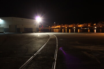 Hafenanlage bei Nacht