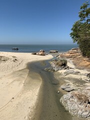 Rivière sur une plage du parc national de l'île de Penang, Malaisie	