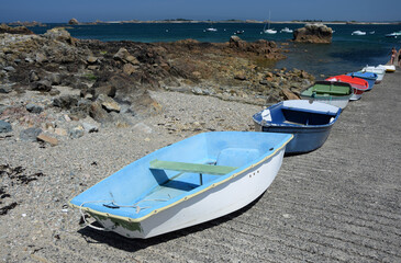 Boote an der Küste bei Plougrescant, Bretagne