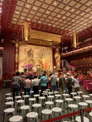 Obraz premium Croyants dans un temple à Singapour