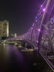Passerelle lumineuse de nuit sur la baie de Singapour
