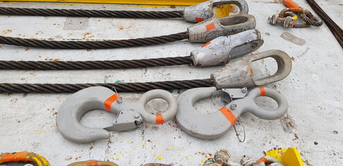 Lifting equipment. Wire slings  and hooks 