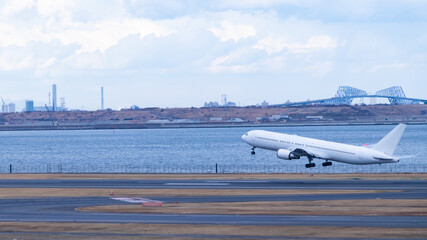 青空を背景に羽田空港を離陸する飛行機