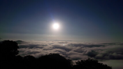 Sol sob nuvens nas serras de Minas Gerais