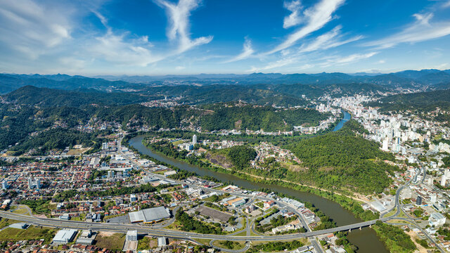 Vista a&eacute;rea de menadros do Rio Itaja&iacute;-A&ccedil;u e de Blumenau