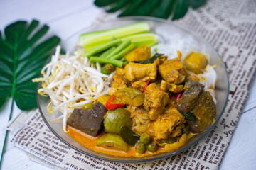 Rice noodles with spicy curry with chicken
