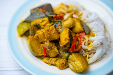 Rice noodles with spicy curry with chicken