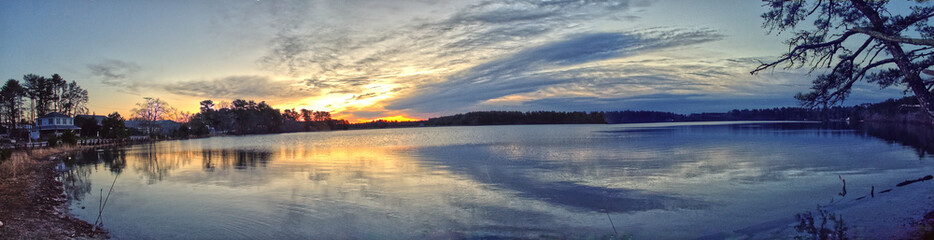 Fototapeta na wymiar Sunrise over Marys Pond