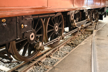 Naklejka premium spoke wheels of an old steam lock on the track