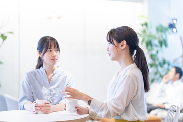 アジア人女性　仲良し　２人　ポートレート