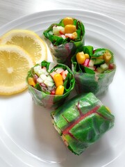 スイスチャードときゅうりとカニカマとコーンの生春巻き