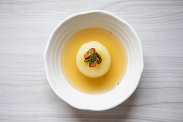 丸ごと玉ねぎコンソメスープ