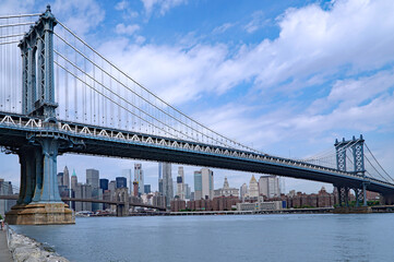 Fototapeta na wymiar Manhattan Bridge and skyline viewed from Brooklyn Bridge Park, New York