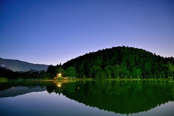 静寂に包まれた深夜の三島池と星空のコラボ情景＠滋賀
