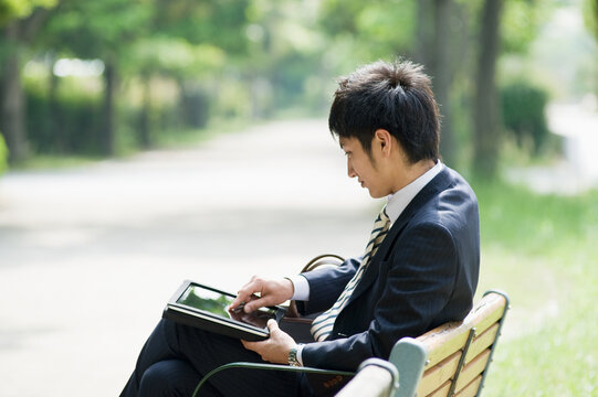 タブレットを操作するビジネスマン