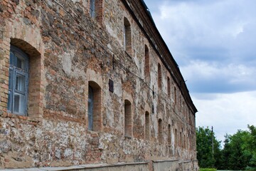 Fototapeta na wymiar facade of an old house made of granite and brick