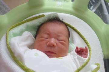 眠る生後2日目の新生児
