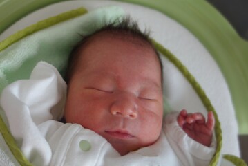 眠る生後2日目の新生児
