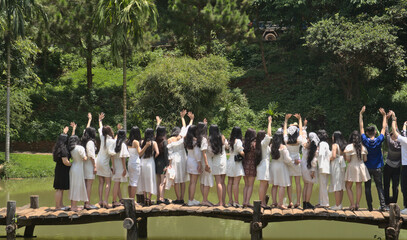 Jeunes femmes en robe blanche célébrant un événement sur un pont