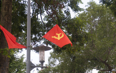 Drapeau communiste dans une rue au Vietnam