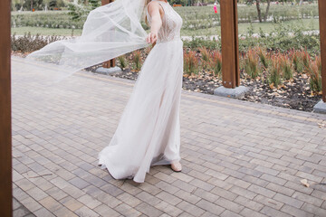 Fototapeta na wymiar bride with flying veil in the park