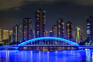 Naklejka premium 東京 隅田川に架かる永代橋と高層マンション群の夜景