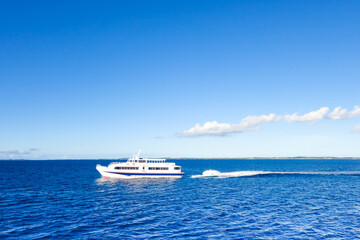 沖縄の海と船