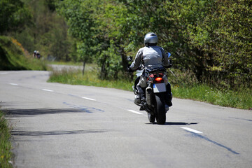 Motorradfahrer von hinten fotografiert