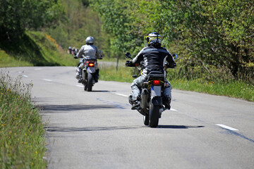 Obraz premium Motocyklista sfotografowany od tyłu