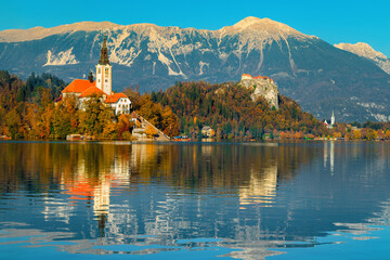 Fototapeta premium Beautiful autumn scenery with famous buildings, lake Bled, Slovenia